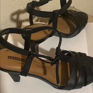 NWOT Clarks Black Strappy T-Strap Mid Heel Sandals